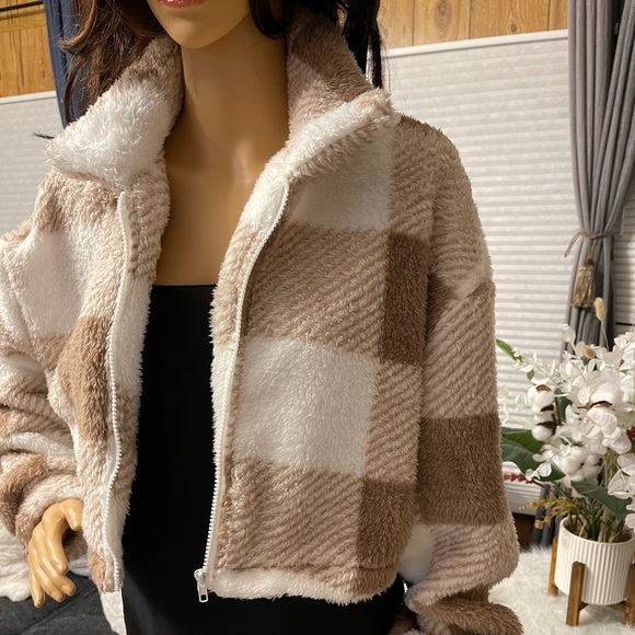 Women’s Drop Shoulder Crop Plush Coat Size M - Picture 15 of 15